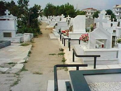 Πάτρα: Άρπαξαν τάματα και χρήματα από νεκροταφείο