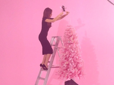 Η Βικτόρια Μπέκαμ στολίζει μόνο με ψηλοτάκουνα