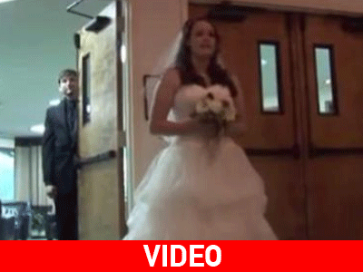 Νύφη μπαίνει στην εκκλησία τραγουδώντας -Ένας γάμος με 13 εκατ. κλικ