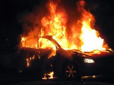 Πάτρα: Φωτιά σε σταθμευμένο αυτοκίνητο στην οδό