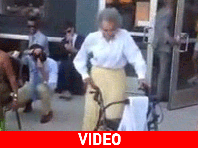 Ο πιο απολαυστικός χορός! Η γιαγιά με το «πι» βάζει κάτω 20άρες!