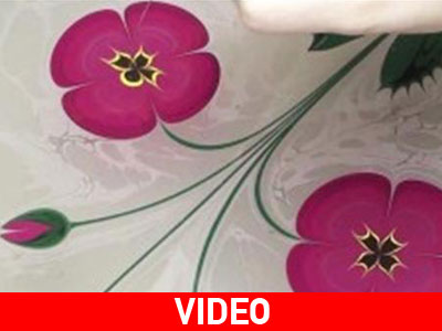 Εκπληκτική ζωγραφική λουλουδιών στο νερό!