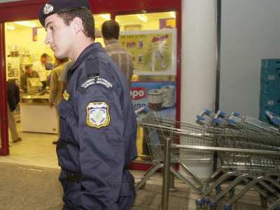 Πανικός σε σούπερ μάρκετ στο Κερατσίνι από εισβολή ληστή