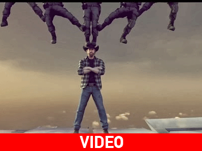 O Chuck Norris δείχνει στον Van Damme ποιος είναι το αφεντικό