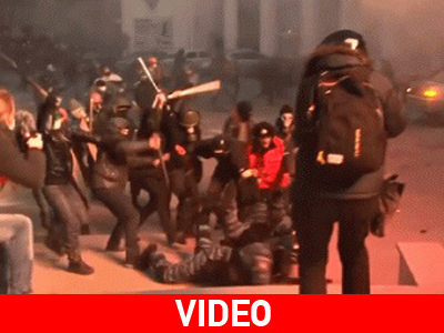 Ουκρανία: Διαδηλωτές χτυπούν ανελέητα αστυνομικό