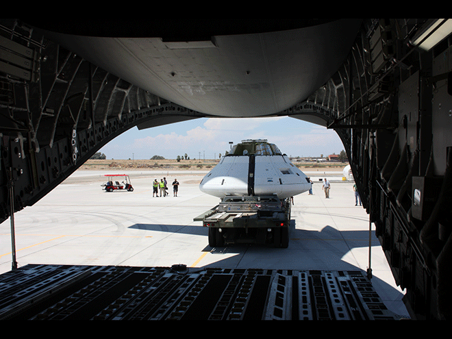 Η στιγμή που ανεβάζουν το Orion στο αεροπλάνο για την δοκιμή  