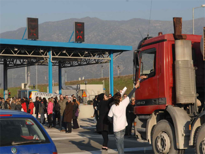 Τα διόδια του Μακρυχωρίου κατέλαβαν αγρότες