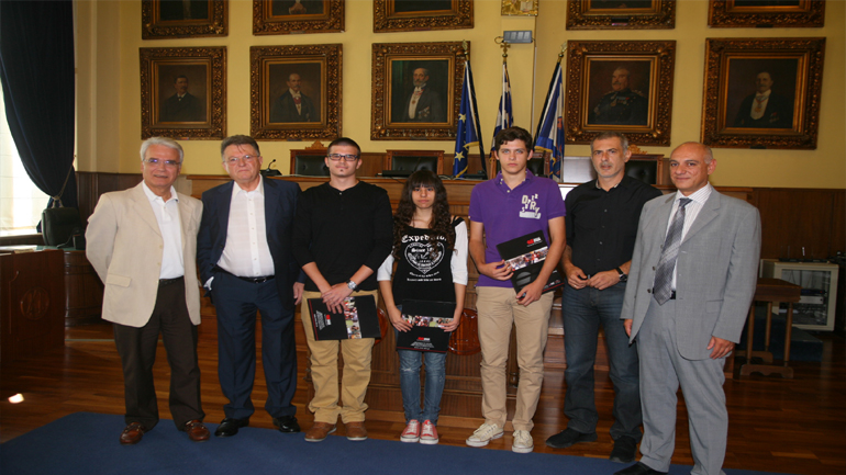 Ο Δήμαρχος Πειραιά παρέδωσε υποτροφίες σε νέους Πειραιώτες του Ομίλου Ξυνή