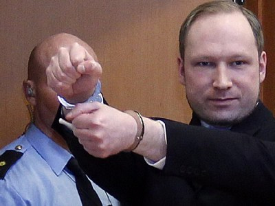 Απαγγέλθηκαν επισήμως κατηγορίες στον Μπρέιβικ