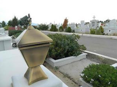 Τρίκαλα: Έκλεψαν τα καντήλια από τα μνήματα