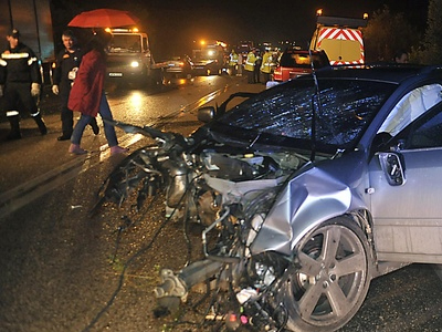 Αυτοκίνητο προσέκρουσε σε κολώνα