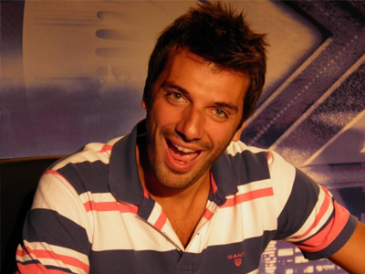 Βαδίζει και παραμιλά!