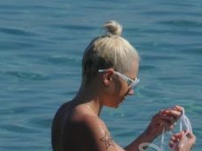 Γουστάρει να γδύνεται!