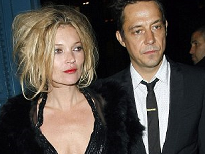 Η αναμαλλιασμένη Kate Moss