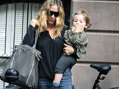 Βόλτα με τις μικρές της