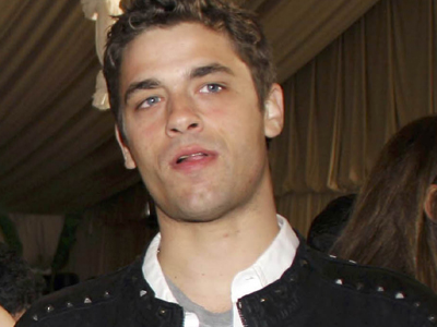 Ο Αποστόλης, η μαμά του και οι «Νύφες»…