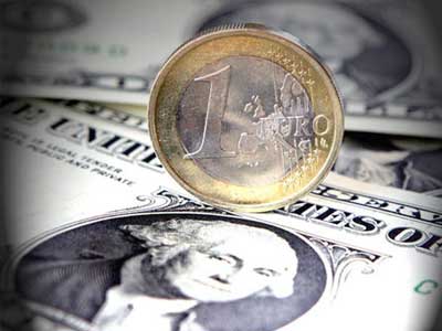 Ισχυροποιείται, έστω και λίγο, το δολάριο