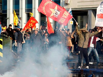 Χρήση δακρυγόνων εναντίον διαδηλωτών στην Κωνσταντινούπολη