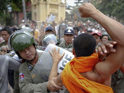 Καμπότζη: Πυρ εναντίον διαδηλωτών άνοιξαν αστυνομικοί
