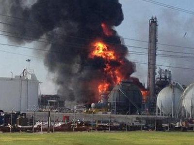 Φωτιά σε εργοστάσιο χημικών Φωτιά σε εργοστάσιο χημικών