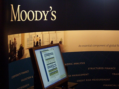 Ο οίκος Moody’s υποβαθμίζει εννέα χώρες