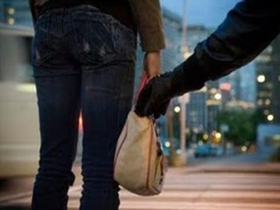 Νεαρός  τσαντάκιας χτύπησε τους αστυνομικούς που τον συνέλαβαν