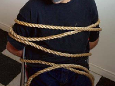 Τον έδεσαν και τον έκλεψαν