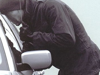 Έκλεψαν αυτοκίνητο με χρώματα και εργαλεία