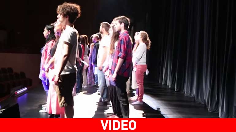 Ηθοποιοί και χορευτές του ΚΘΒΕ διαμαρτυρήθηκαν βγάζοντας τα παπούτσια τους μπροστά στο κοινό