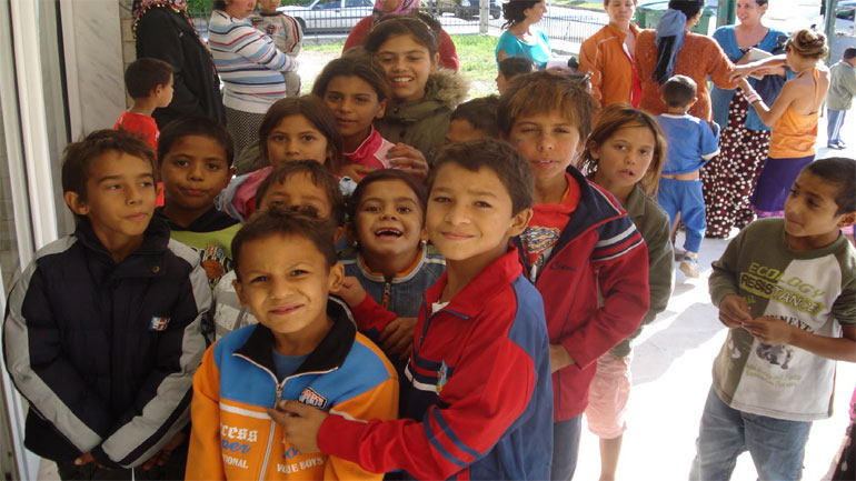 17χρονος ομογενής συγκέντρωσε χρήματα για να αγοράσουν υπολογιστές, παιδιά Ρομά