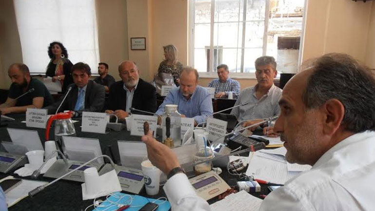 Πάτρα: Μέλη της ΧΑ διέκοψαν το περιφερειακό συμβούλιο