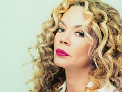 Η Ελένη Δήμου στο Small Café στον Πειραιά