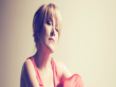 Η Έλλη Πασπαλά εύχεται χρόνια πολλά στην Joni Mitchell για τα 70α γενέθλιά της