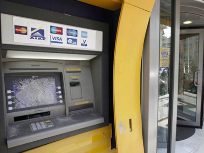 Έμειναν… με τη βαριοπούλα στο χέρι