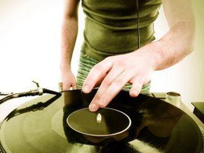 Έπαιζε μουσική χωρίς άδεια και συνελήφθη