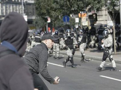 Μαίνονται οι αντιδράσεις για τα επεισόδια στη Σερβία