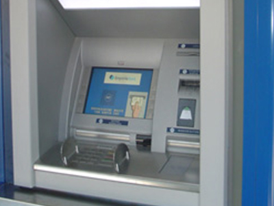 Έπεσαν με φορτηγό σε ΑΤΜ