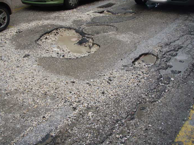 Επικίνδυνες λακκούβες σε κεντρικό δρόμο των Τρικάλων