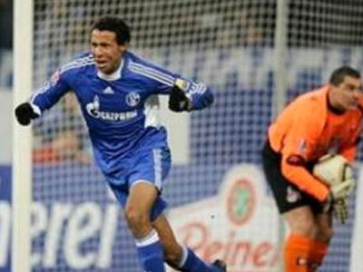 Σε απόσταση βολής η Σάλκε, 2-0 την Κολωνία