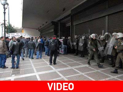 Τα πρώτα επεισόδια έξω από το Υπουργείο Εργασίας