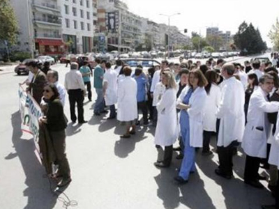 Στους δρόμους οι εργαστηριακοί γιατροί της Θεσσαλονίκης