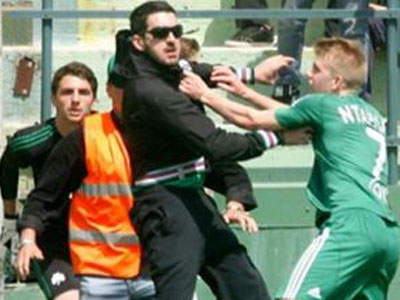 Νέοι: «Ντου» οπαδού στο ντέρμπι των «αιωνίων»