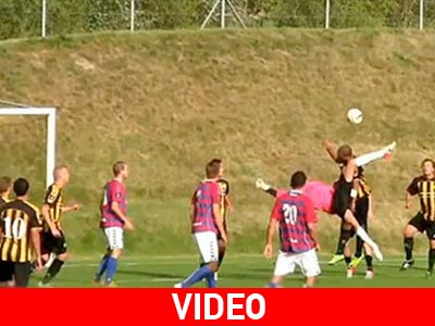 Γκολ με ανάποδο ψαλίδι από τερματοφύλακα στη Δανία Γκολ με ανάποδο ψαλίδι από τερματοφύλακα στη Δανία