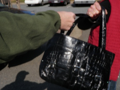 Θύμα ληστείας έπεσε ανυποψίαστη γυναίκα