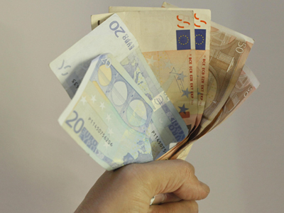 «Έσπρωχναν» πλαστά ευρώ αγοράζοντας σουβλάκια