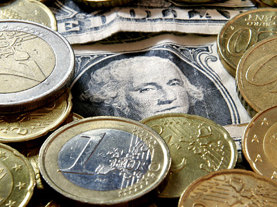 Υποχωρεί το ευρώ έναντι του δολαρίου