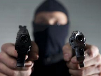 Έβγαλαν όπλα σε καντίνα και κάβα ποτών στην Καλλιθέα