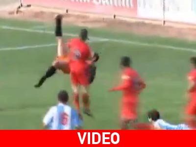 Εκπληκτικό γκολ τερματοφύλακα με ανάποδο ψαλίδι