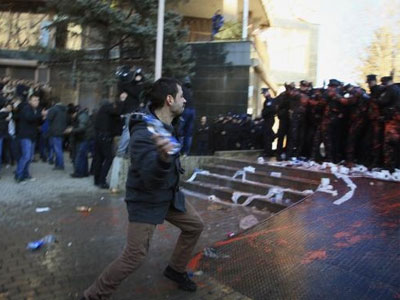 Συμπλοκές αστυνομικών- διαδηλωτών στην Πρίστινα