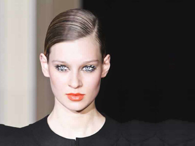 Μαύρο και λευκό eyeliner για εκκεντρικές εμφανίσεις